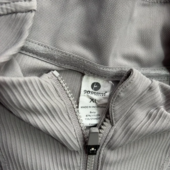 90 Degree By Reflex Gray Crop Top - Picture 4 of 4